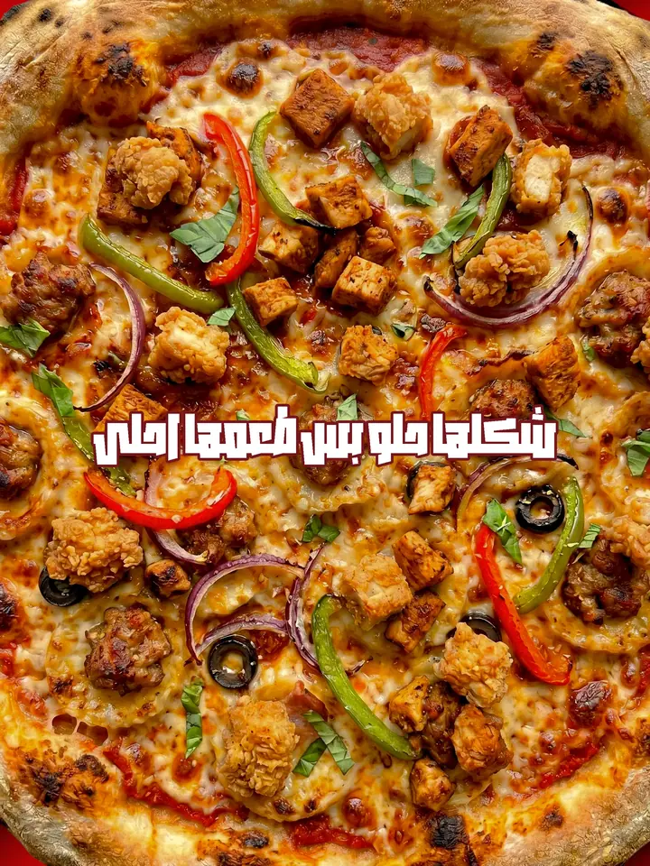 Close up food photography: supreme pizza with chicken, peppers, onion and olives